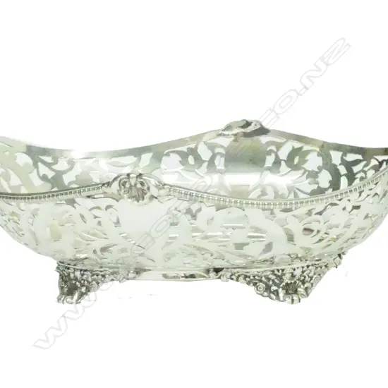 An Edwardian silver oval dish