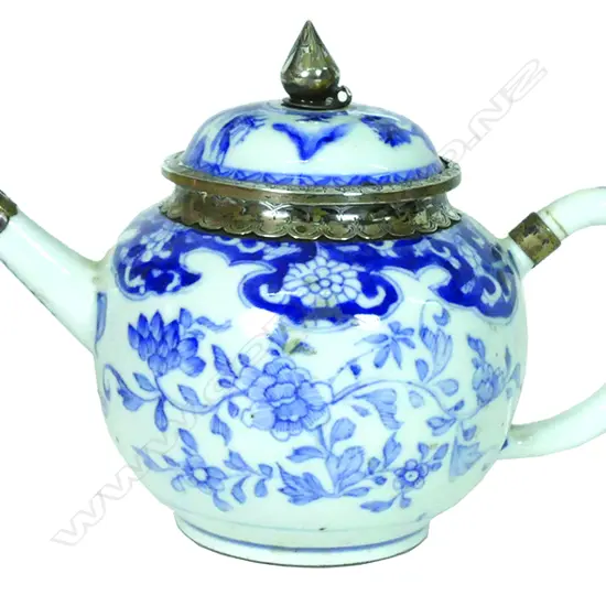 ANTIQUE CHINESE B. & W. TEAPOT