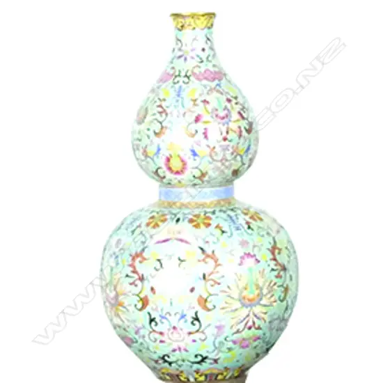 A Chinese porcelain double gourd vase