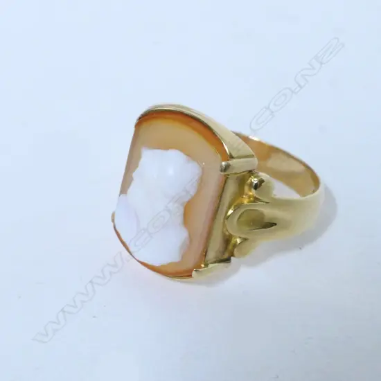 An 18ct. yellow gold and cameo ring