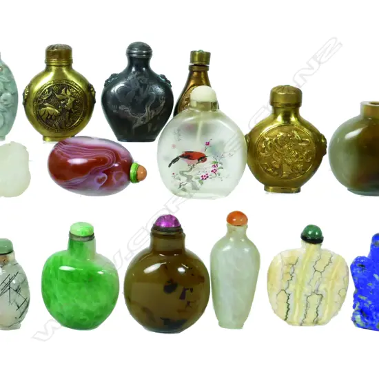 A selection of 15 snuff bottles