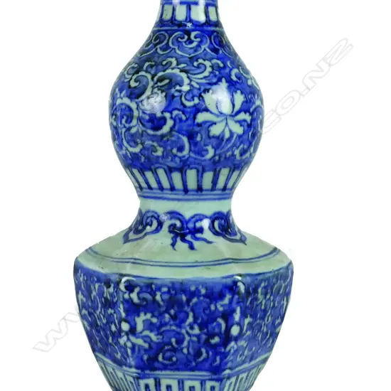 A Chinese porcelain blue and white gourd vase