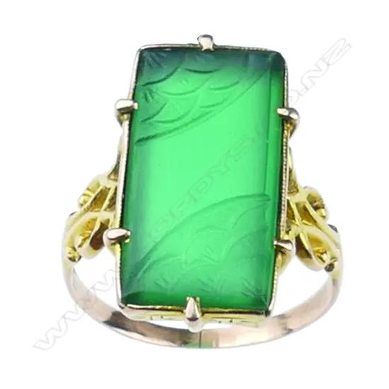 A c.1920s 18ct. yellow gold and green panelled ring