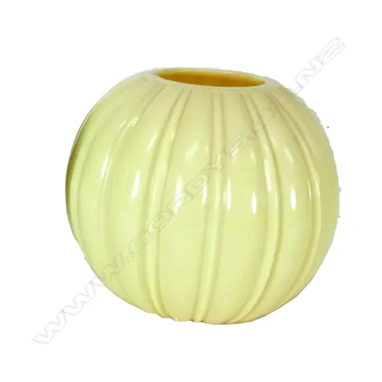 A Chinese Peking glass bulbous vase