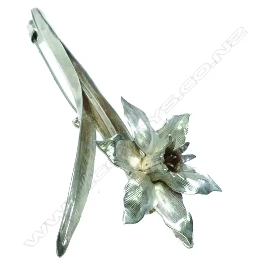 A New Zealand ‘Patoni’ Tony Buller large silver daffodil brooch