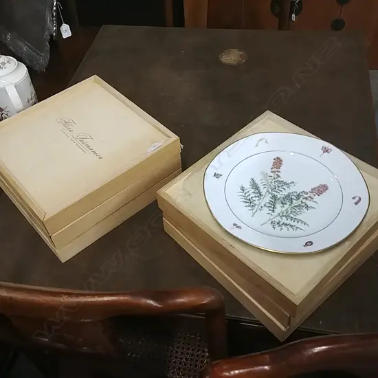 A set of six 'Southern Ice' porcelain cabinet plates