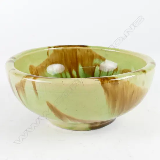 An early Crown Lynn cereal bowl as made for the American troops