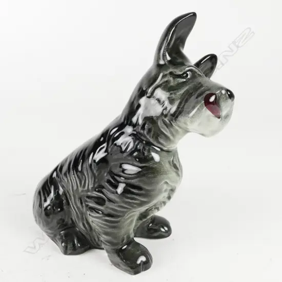 Crown Lynn sculpture of a seated dog