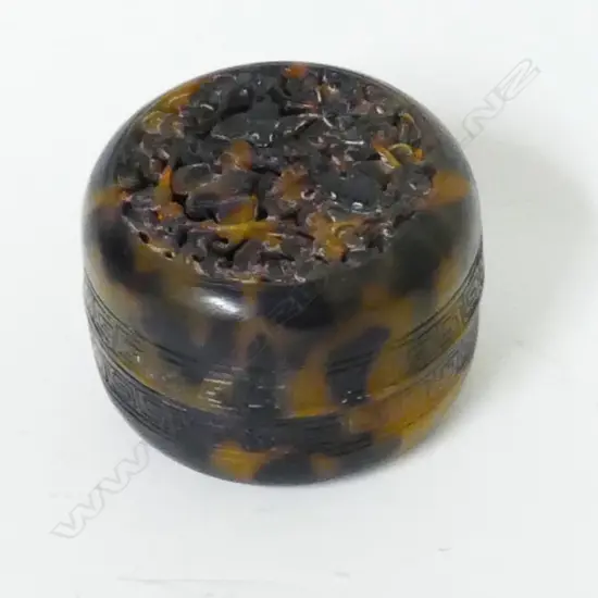 A small Chinese horn box