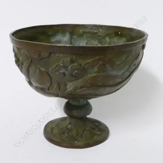 A Chinese bronze libation cup