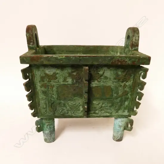 A Chinese bronze archaic vessel