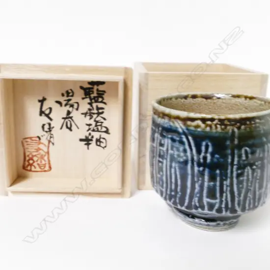 A Tommo Hamada salt glazed stoneware yunomi