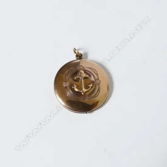 A 9ct gold sweetheart locket