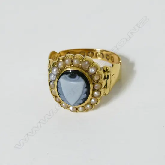 A Victorian 18ct. gold mourning ring
