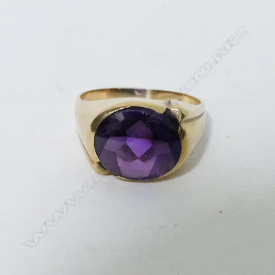 A gent's 9ct. gold and amethyst ring