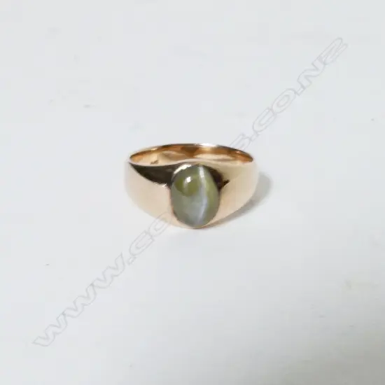 A 9ct. gold gents chrysoberyl ring