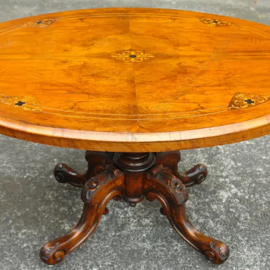 A Victorian figured walnut oval loo table