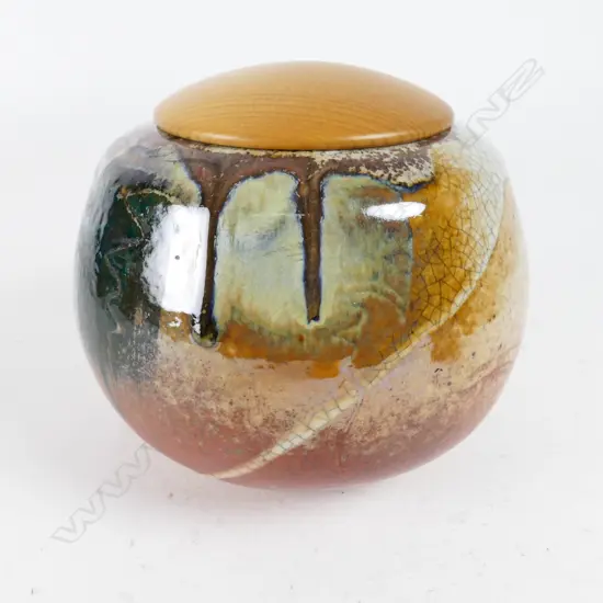 Anneke Borren pot with wooden lid