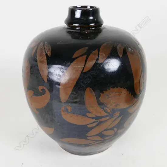 Large Japanese ovoid pot