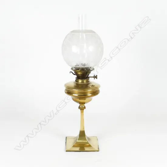 An Edwardian brass based kerosene table lamp