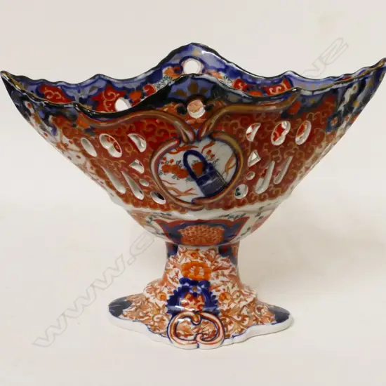 An Imari porcelain comport