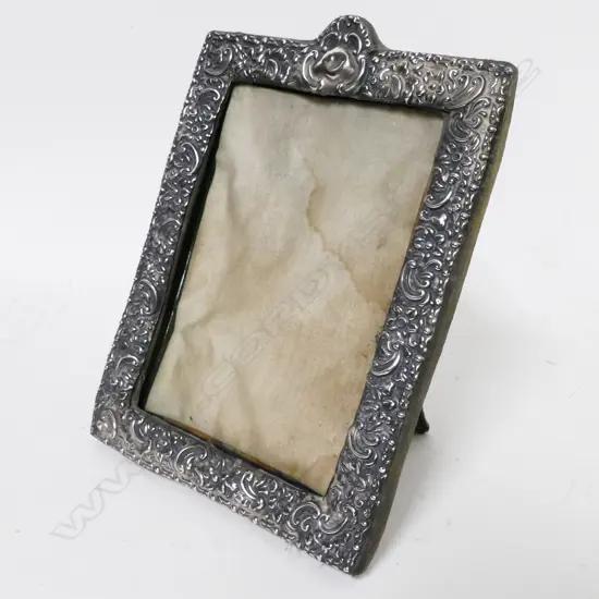 An Edwardian silver photo frame