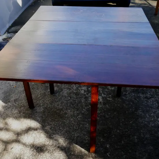 A Georgian oak dropside dining table