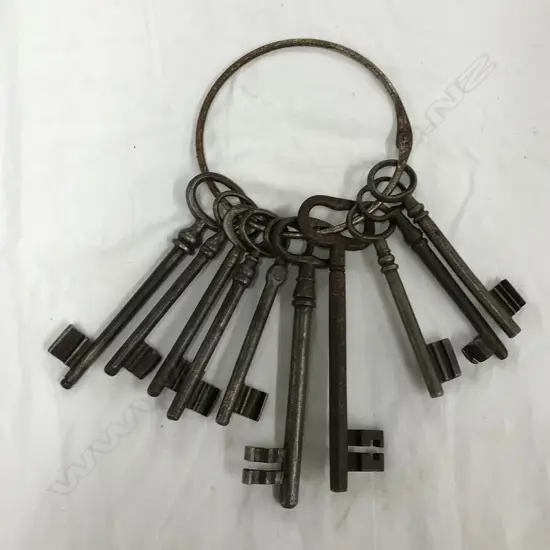 BUNDLE OF ANTIQUE KEYS