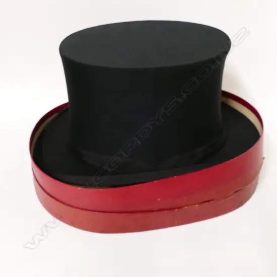 A collapsible top hat