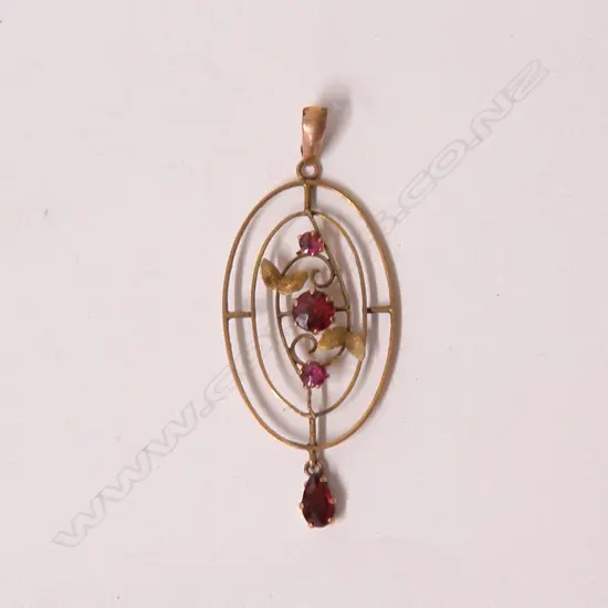 An Edwardian 9ct. yellow gold and almandine garnet pendant