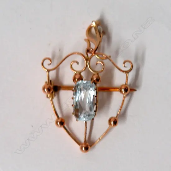 An Edwardian 9ct. rose gold and natural aquamarine pendant/brooch