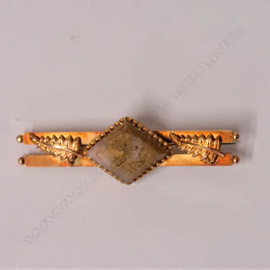 A N.Z. colonial 15ct. yellow gold and gold bearing quartz bar brooch