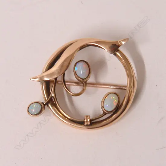 An Edwardian 15ct. yellow gold and opal Art Nouveau brooch
