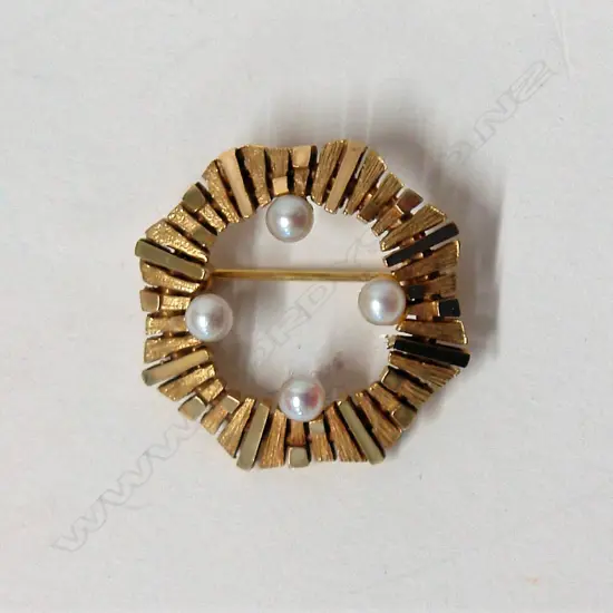 A retro German 8ct. yellow gold and pearl brooch