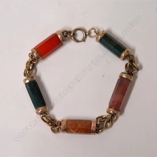 A c.1900 9ct. yellow gold and Scottish coloured agate bracelet