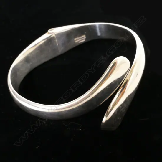 A heavy silver hinged bracelet