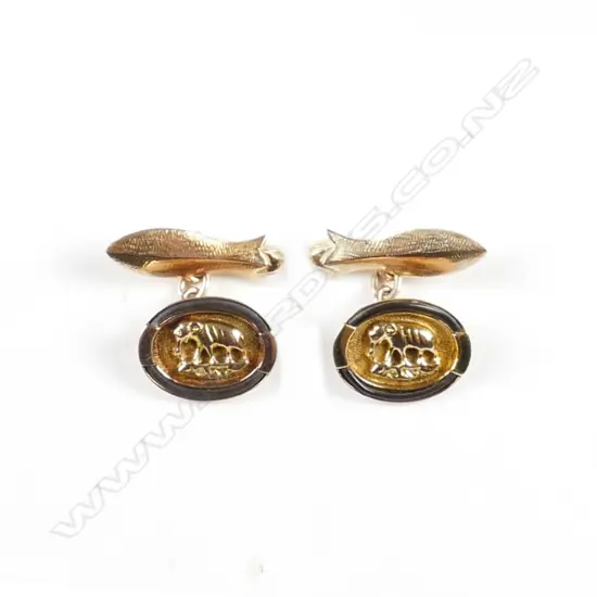 A pair of vintage 15ct. gold cuff links